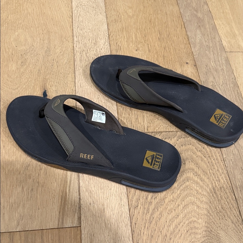 Reef Men’s Fanning Flip Flops in Brown/Gum with Bottle Opener in the sole. - Picture 2 of 6